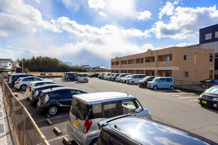 遠賀中央看護助産学校の駐車場